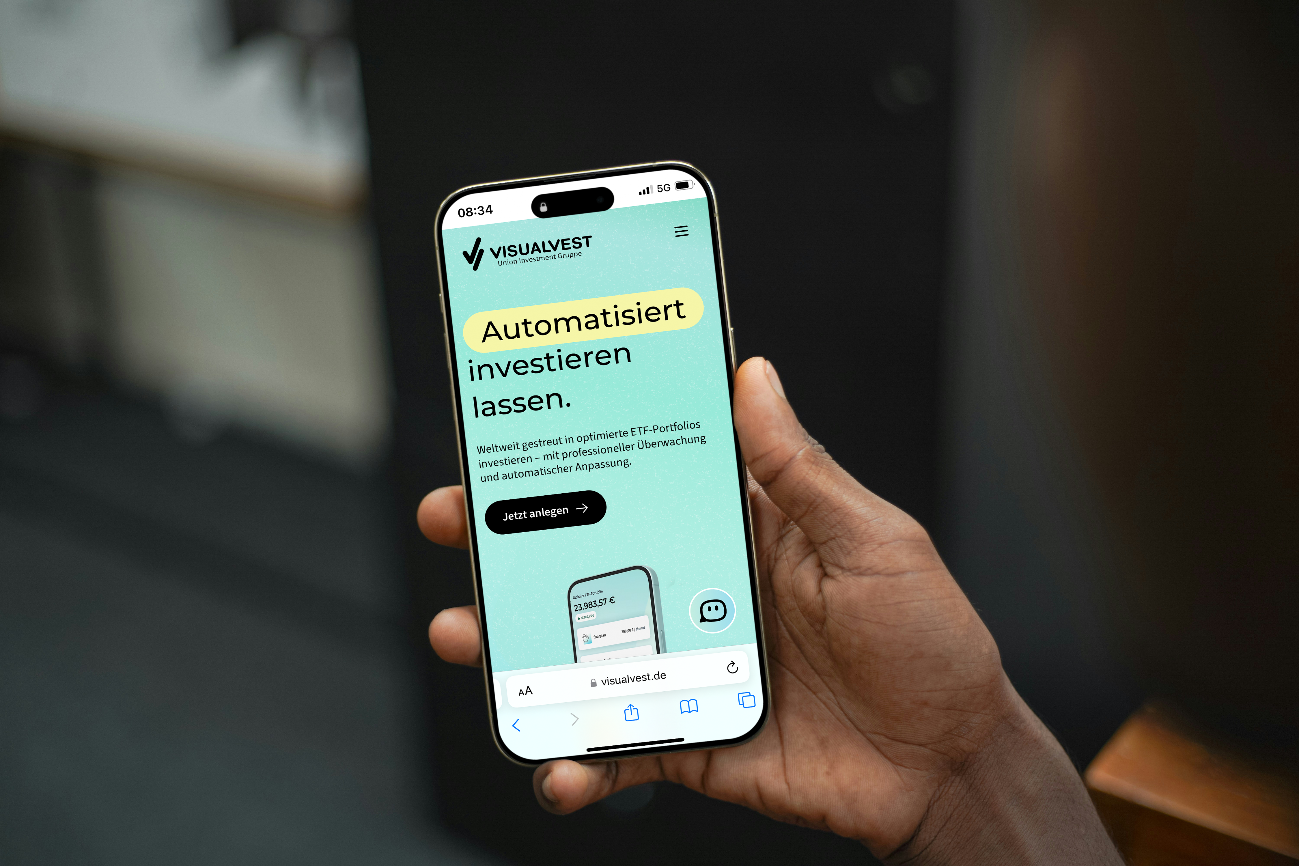 VisualVest_HandMockup_02